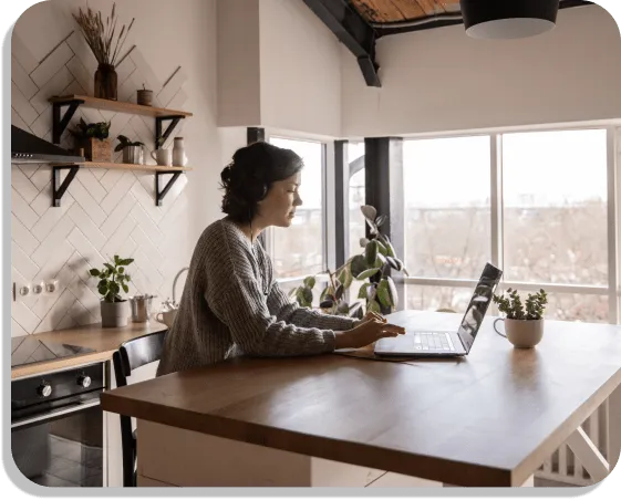 compra online foto de chica comprando a través de su notebook