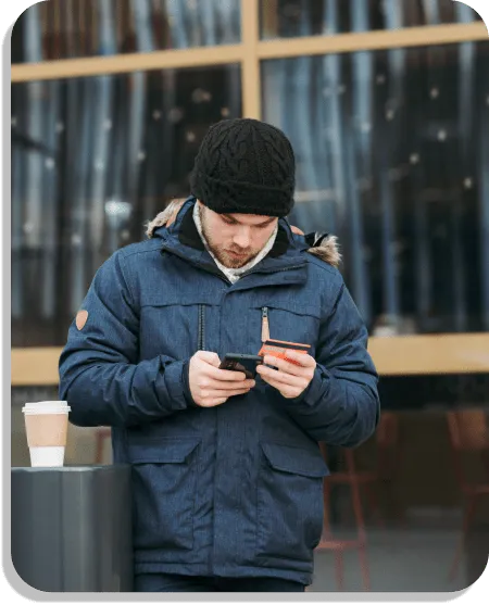 pago online foto de un chico realizando un pago con tarjeta desde su móvil