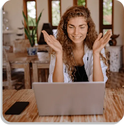 foto de una mujer en video llamada con un cliente