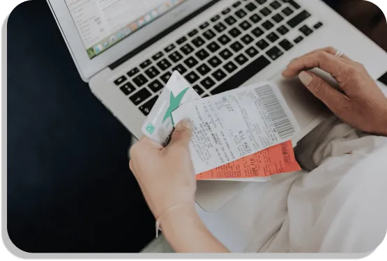 compra online foto de una persona con tickets en la mano y una notebook
